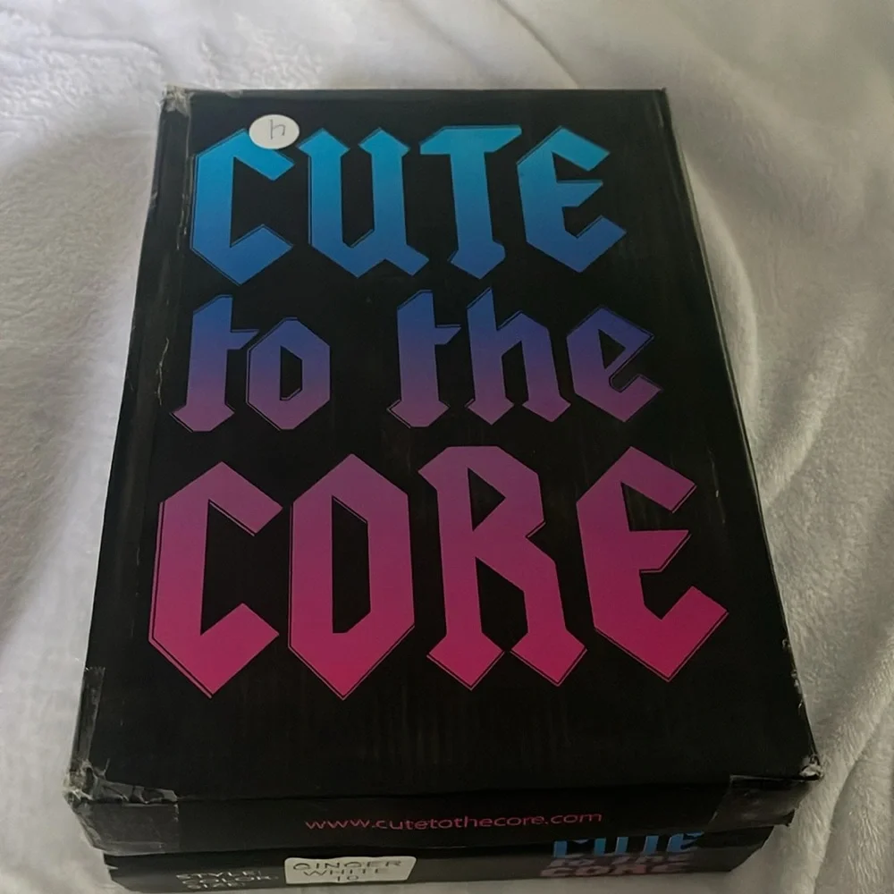 NIB cute to the core slit platform sneaker women’s 10